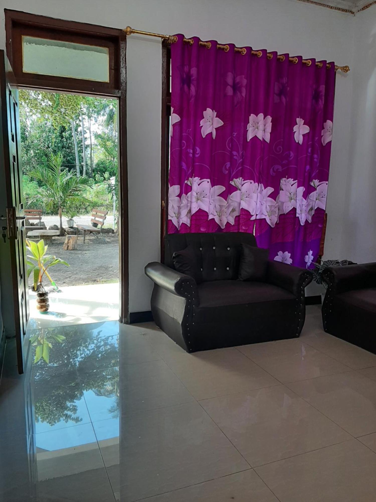 Riung Tiga Empat Tujuh Guesthouse Buitenkant foto