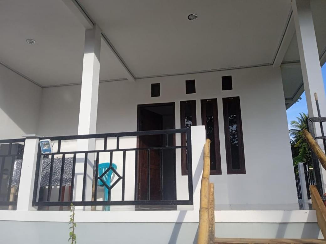 Riung Tiga Empat Tujuh Guesthouse Buitenkant foto